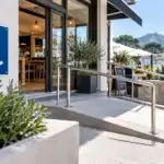 Accessibilité PMR ERP au Pays Basque : entrée de commerce avec rampe d’accès